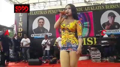 Indonesian erotic dance - pretty sintya riske wild dance on stage